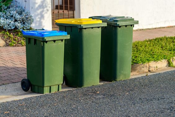 Poubelles en plastique vert tri écologie